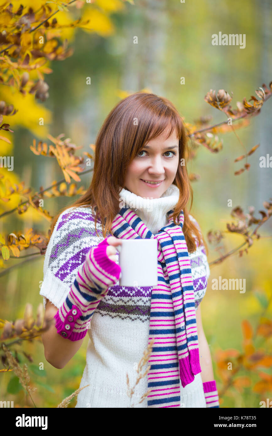 Hübsche Frau in einem bunten Herbst park Stockfoto