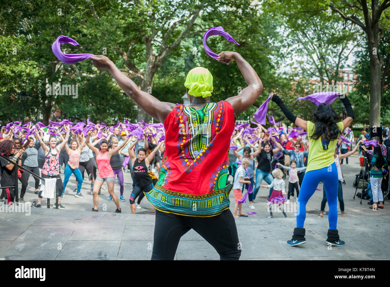 Sportler nehmen an einem Garjana Dance Workout in den Washington Square Park in New York am Donnerstag, 14. September 2017. Das Workout feierten das Ende des Lebensmittel Gipfel, auf dem die Probleme der Global Food Abfall angefahren. Garjana verwendet 'Bollywood'-Stil tanzen bewegt sich in Ihr Training. (© Richard B. Levine) Stockfoto