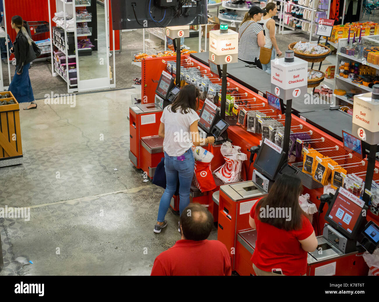 Die Self Checkout Bereich in einem kleineren Target Store im Viertel Tribeca in New York am Mittwoch, 13. September 2017. Ziel angekündigt, ist beabsichtigt, fast 100.000 Saisonarbeitskräfte einzustellen, 40 Prozent mehr als im letzten Jahr. (© Richard B. Levine) Stockfoto