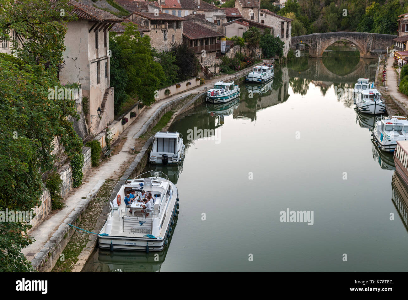 Kanalboote auf dem Fluss Petite Baïse in der Stadt Nérac in der Region Dordogne im Südwesten Frankreichs. Stockfoto