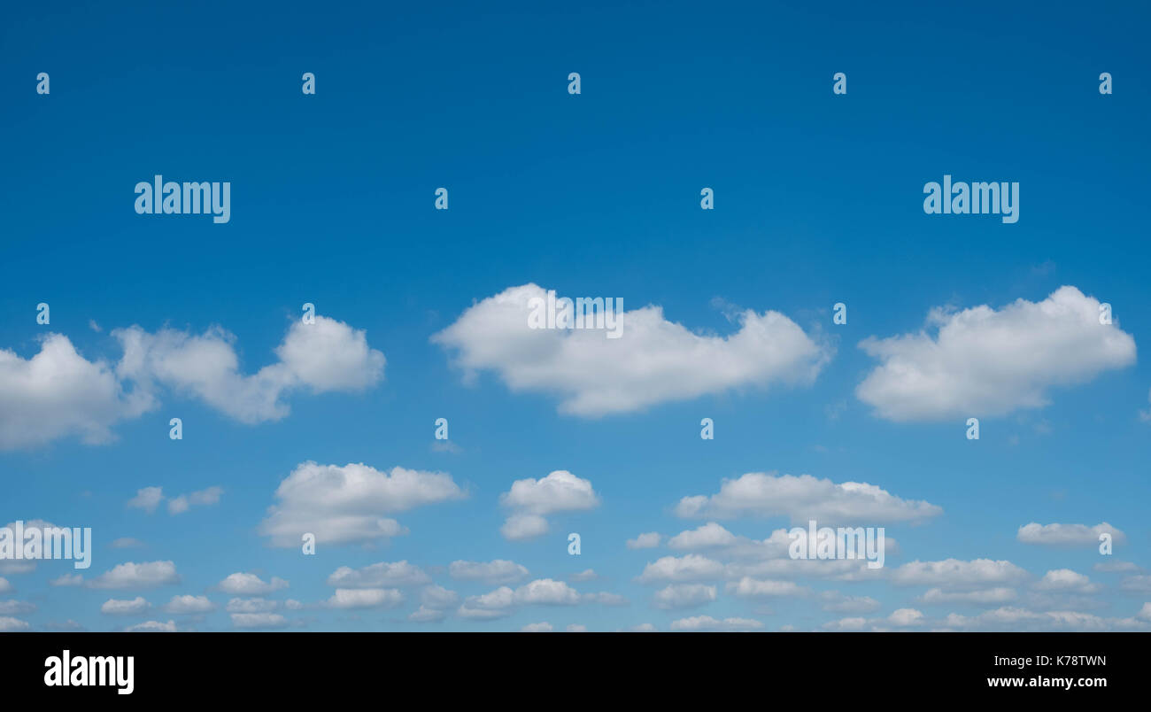 Wolken am blauen Himmel Panorama mit copy Space - großer blauer Himmel - cloudscape, bewölkter Himmel Stockfoto