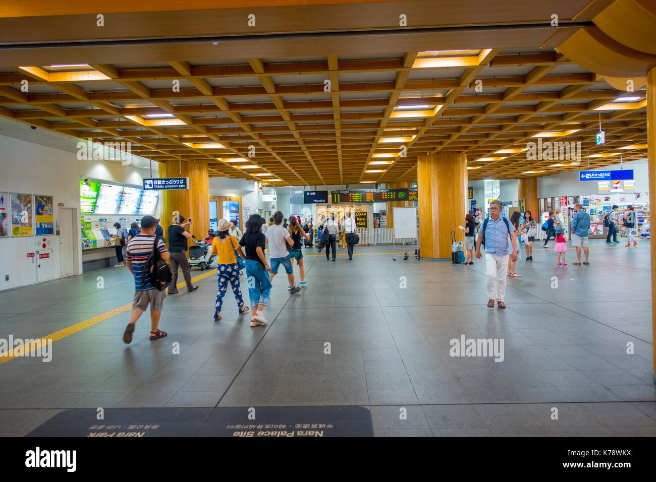 Nara, Japan - 26. Juli 2017: Unbekannter Menschen innerhalb der Bahnhof in der Innenstadt in Nara, Japan gehen. Nara ist nur von Kyoto als die reichste Sammlung von traditionellen Standorte in Japan Stockfoto