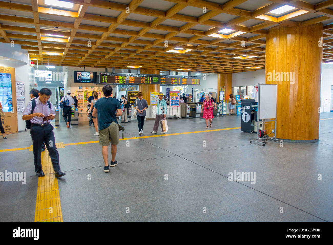 Nara, Japan - 26. Juli 2017: Unbekannter Menschen innerhalb der Bahnhof in der Innenstadt in Nara, Japan gehen. Nara ist nur von Kyoto als die reichste Sammlung von traditionellen Standorte in Japan Stockfoto