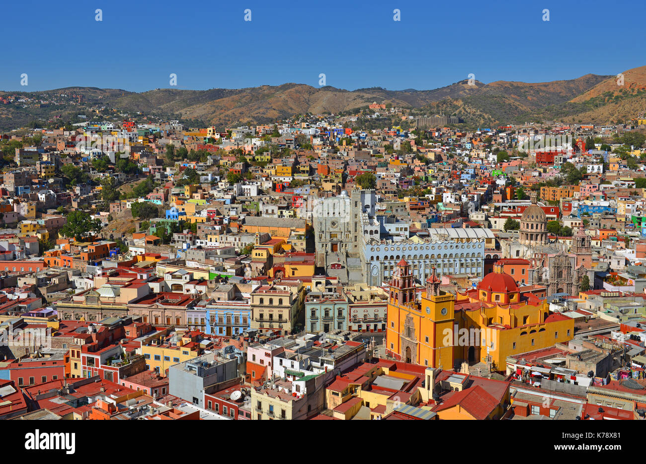 Die bunten Skyline der Stadt Guanajuato tagsüber mit seiner wunderschönen Basilika Unserer Lieben Frau mit orange Farben, Mexiko. Stockfoto