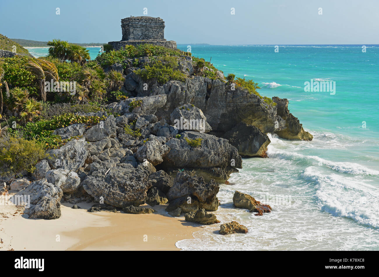 Der Gott der Winde Maya Tempel mit einem weißen Sandstrand in Playa Del Carmen auf der Halbinsel Yucatán im Bundesstaat Quintana Roo, Mexiko. Stockfoto