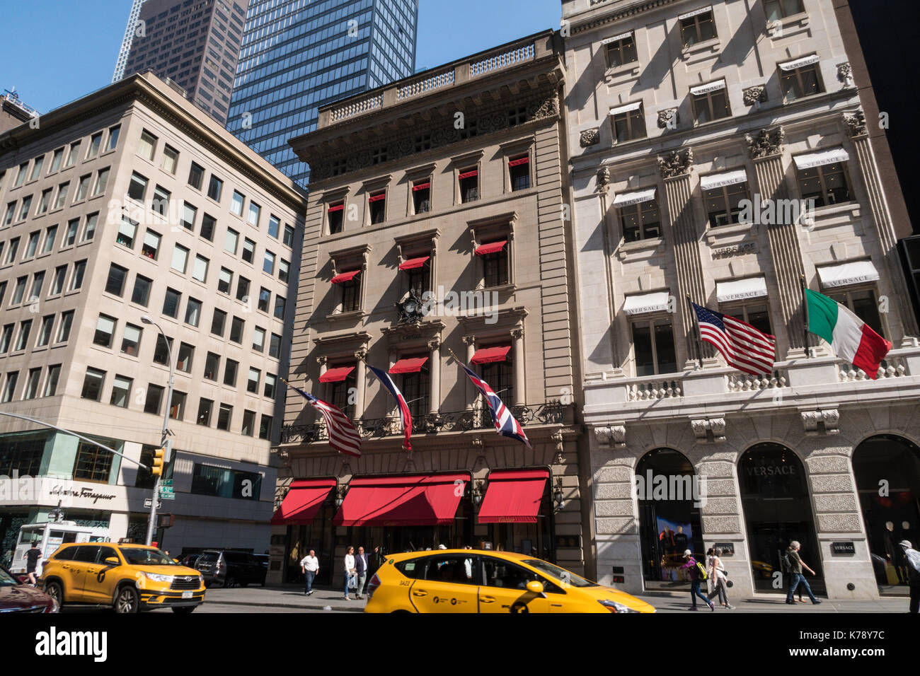 Luxuriöse Geschäfte der Fifth Avenue, New York, USA Stockfoto