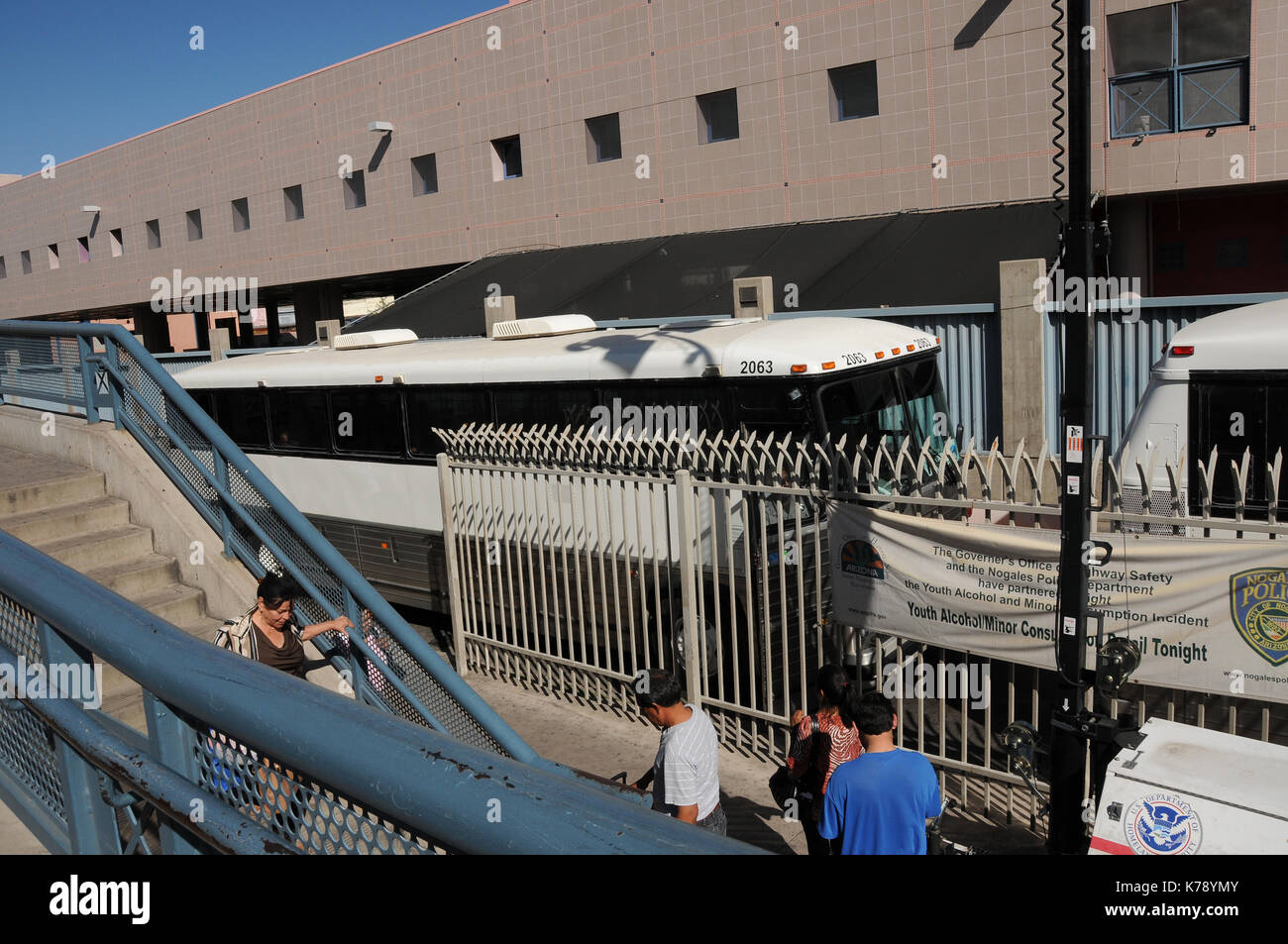 Ein Bus mit Deportierten wartet in der Schlange am DepConcini Hafen von Entry in Nogales, Arizona, USA, um Deportierte an der Grenze abzusetzen, um nach Nogales geschickt zu werden, Stockfoto