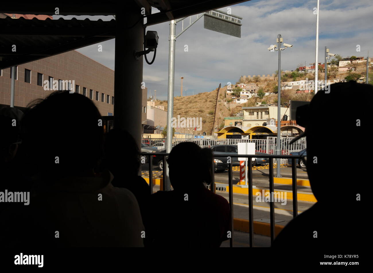 Die Leute warten in der Schlange in Nogales, Sonora, Mexiko, um durch US-Zollkontrollen am DeConcini Hafen der Einreise nach Nogales, Arizona, USA zu passieren Stockfoto