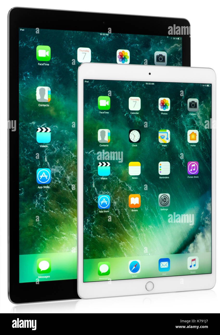 Koszalin, Polen - September 07, 2017: Schwarz iPad Pro 12,9 Zoll und weiß iPad Pro 10,5 Zoll. Geräte anzeigen die Anwendungen auf dem Startbildschirm angezeigt werden. T Stockfoto