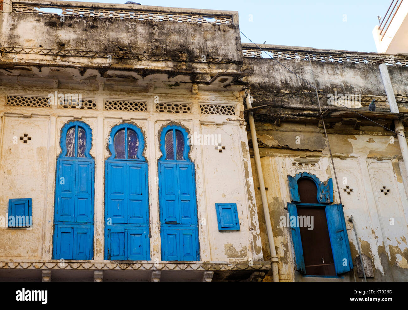UDAIPUR, INDIEN - ca. November 2016: Blick auf typische Architechtural Fassade in Udaipur Stockfoto