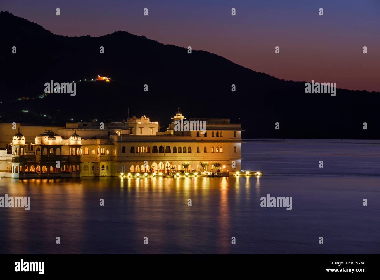 UDAIPUR, INDIEN - ca. November 2016: Lake Palace Hotel früher als Jag Niwas in der Nacht bekannt in Lake Pichola in Udaipur Stockfoto