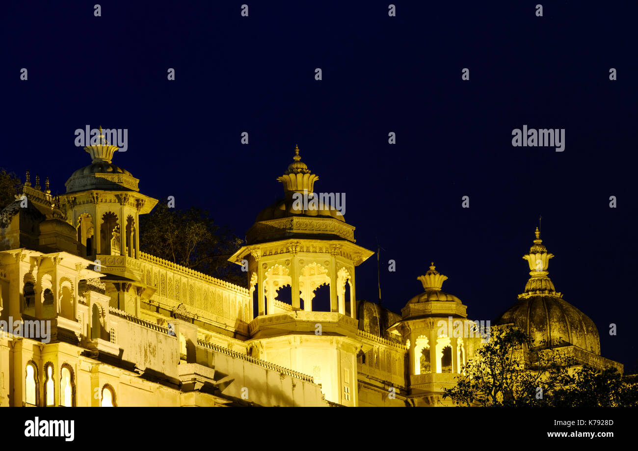 UDAIPUR, INDIEN - ca. November 2016: architektonisches Detail der Stadt Palast bei Nacht in Udaipur Stockfoto