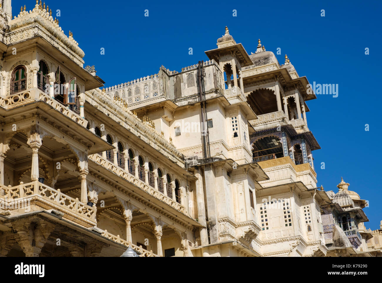 UDAIPUR, INDIEN - ca. November 2016: architektonisches Detail der Stadt Palast in Udaipur Stockfoto