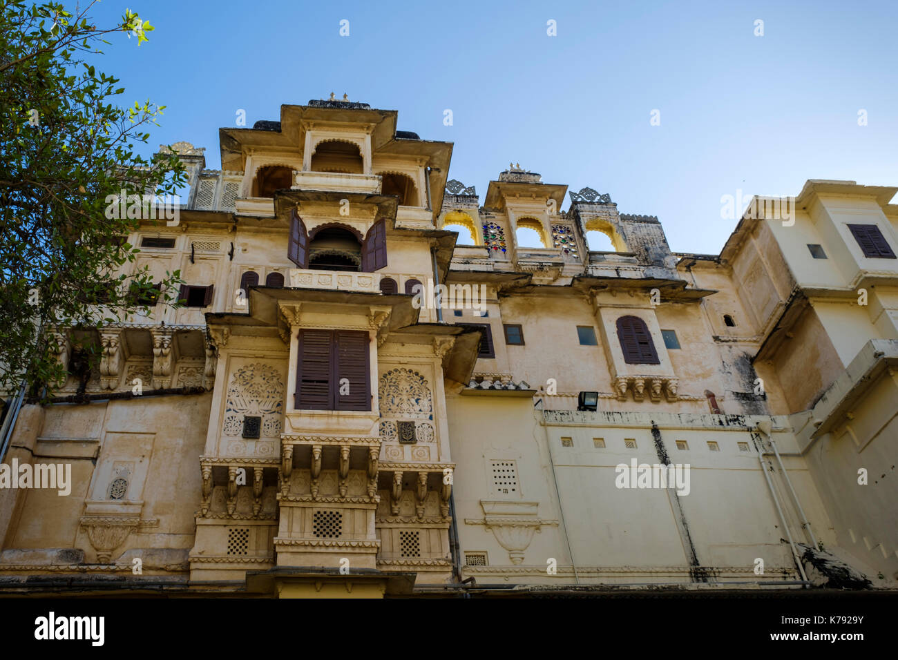 UDAIPUR, INDIEN - ca. November 2016: architektonisches Detail der Stadt Palast in Udaipur Stockfoto