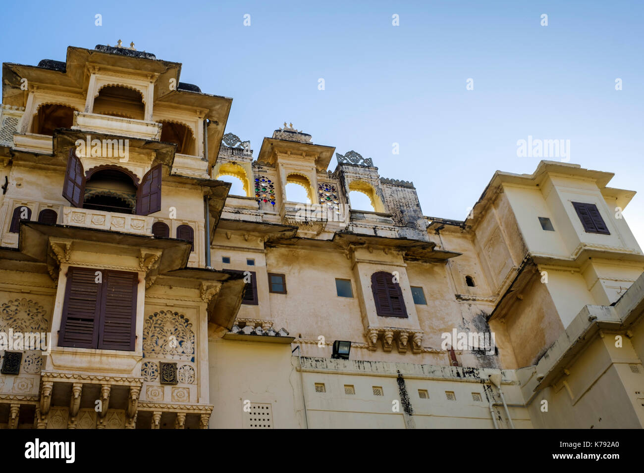 UDAIPUR, INDIEN - ca. November 2016: architektonisches Detail der Stadt Palast in Udaipur Stockfoto