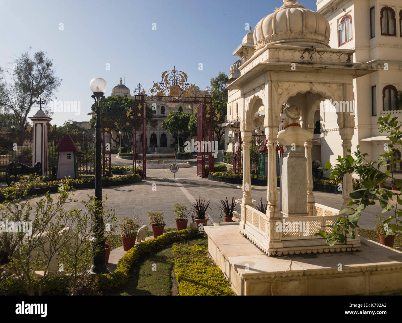 UDAIPUR, INDIEN - ca. November 2016: Gärten der Stadt Palast in Udaipur Stockfoto