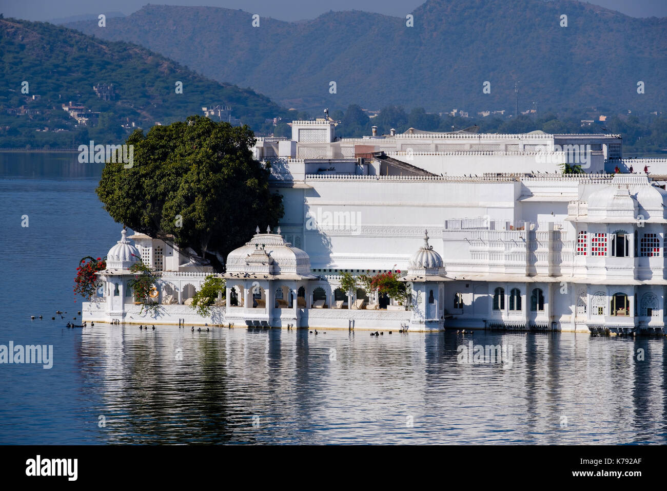 UDAIPUR, INDIEN - ca. November 2016: Lake Palace Hotel früher bekannt als Jag Niwas in Lake Pichola in Udaipur Stockfoto