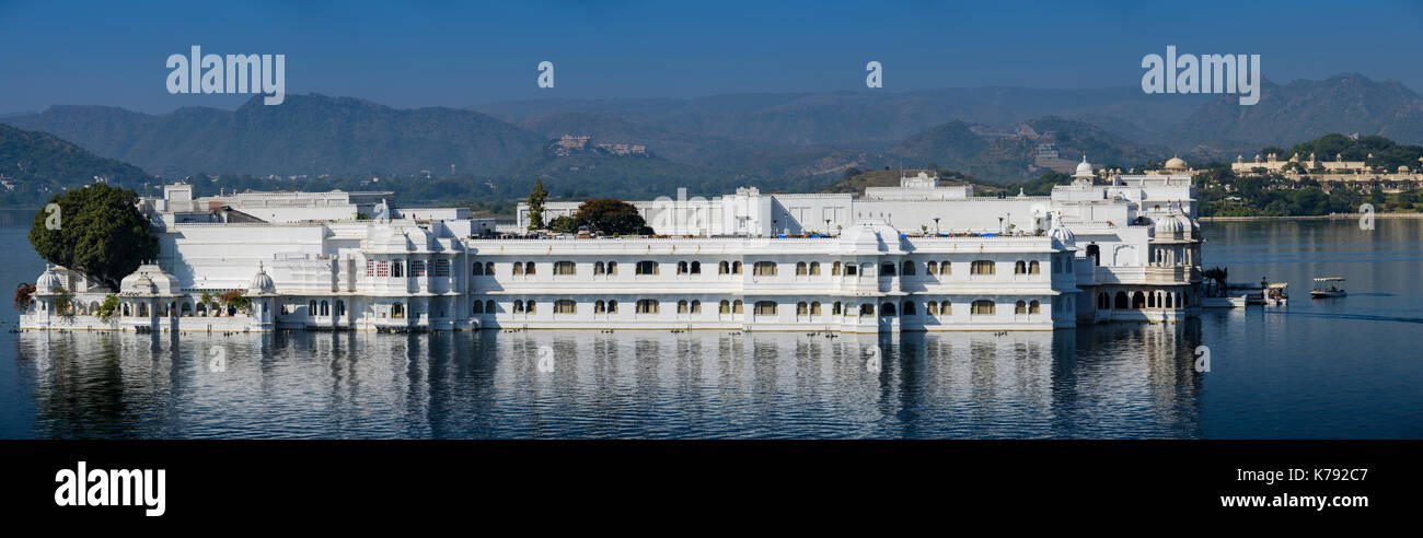 UDAIPUR, INDIEN - ca. November 2016: Panoramablick auf Lake Palace Hotel früher bekannt als Jag Niwas in Lake Pichola in Udaipur Stockfoto