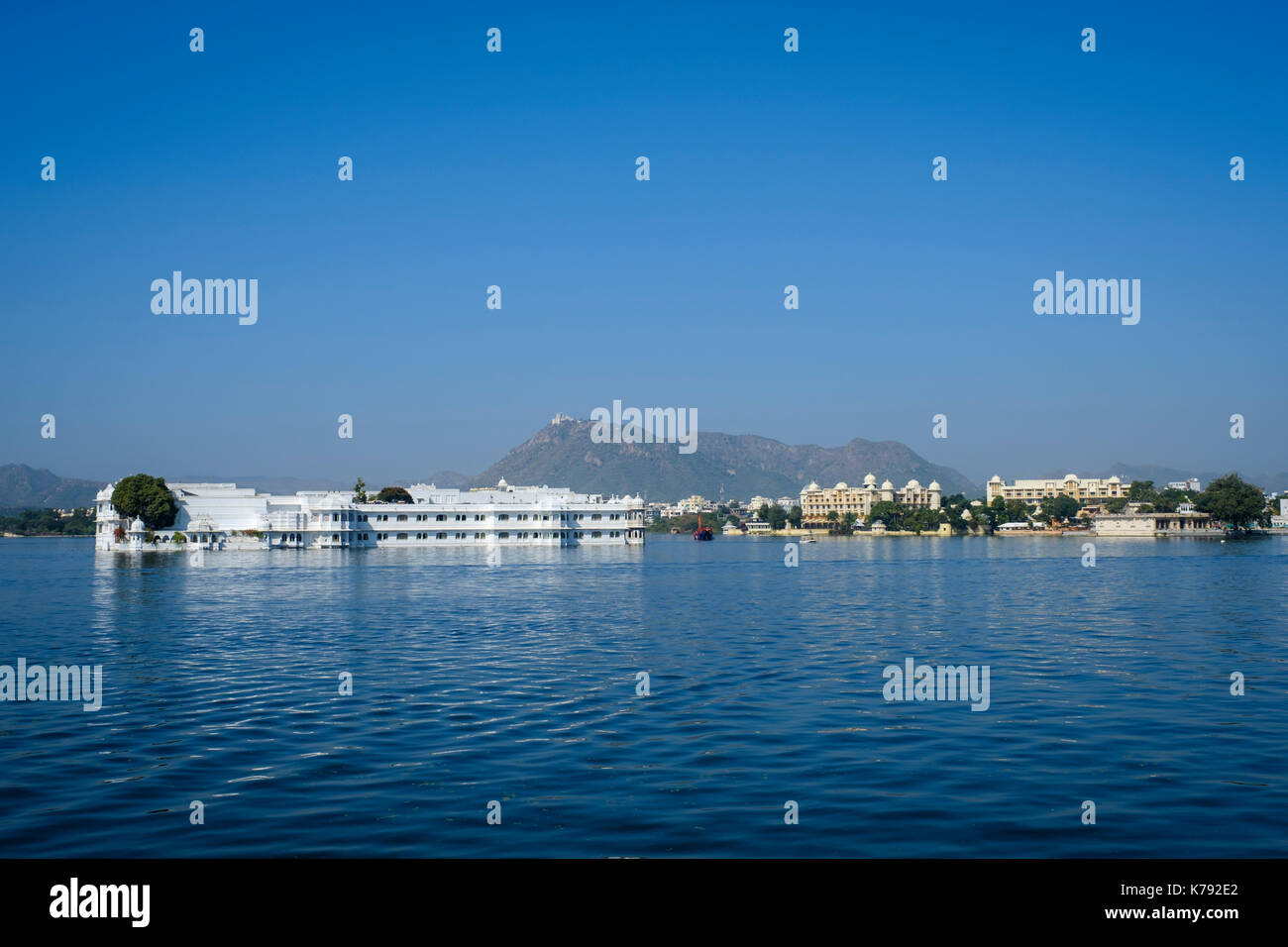 UDAIPUR, INDIEN - ca. November 2016: Lake Palace Hotel früher bekannt als Jag Niwas in Lake Pichola in Udaipur Stockfoto