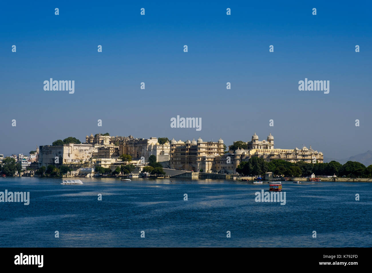 UDAIPUR, INDIEN - ca. November 2016: Blick auf Schloss und See Pichola in Udaipur Stockfoto
