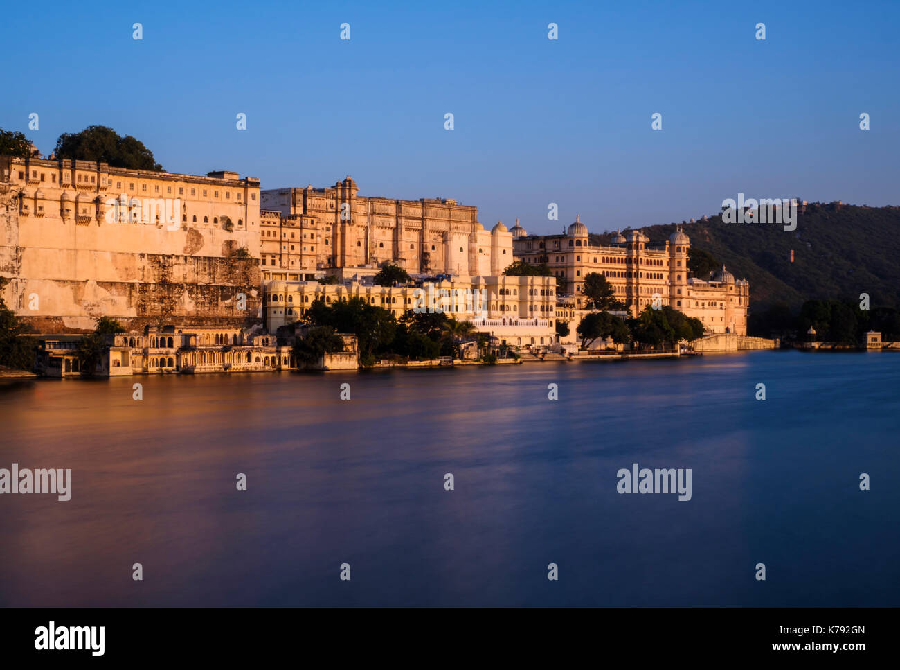 UDAIPUR, INDIEN - ca. November 2016: Blick auf Schloss und See Pichola in Udaipur Stockfoto