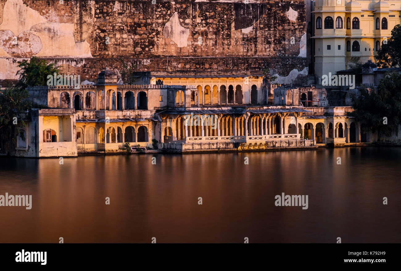 UDAIPUR, INDIEN - ca. November 2016: Detailansicht des Stadtschlosses und Lake Pichola in Udaipur Stockfoto