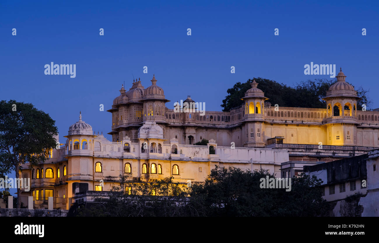 UDAIPUR, INDIEN - ca. November 2016: architektonisches Detail der Stadt Palast bei Nacht in Udaipur Stockfoto