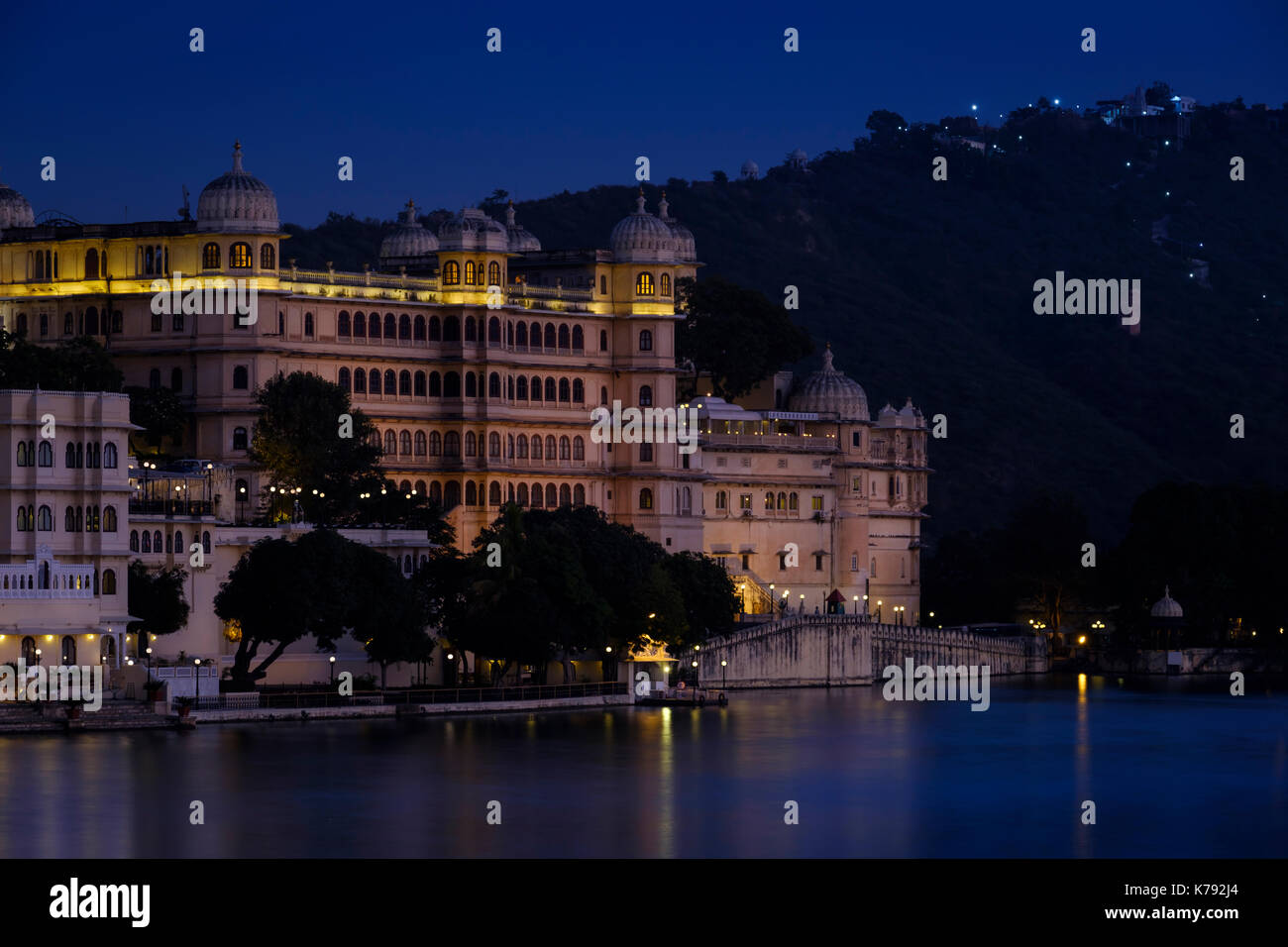 UDAIPUR, INDIEN - ca. November 2016: Udaipur City Palace und Lake Pichola in der Nacht in Udaipur Stockfoto