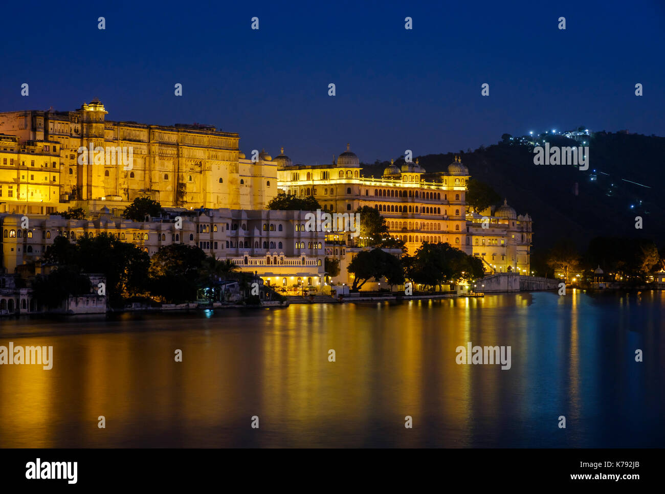 UDAIPUR, INDIEN - ca. November 2016: Udaipur City Palace und Lake Pichola in der Nacht in Udaipur Stockfoto