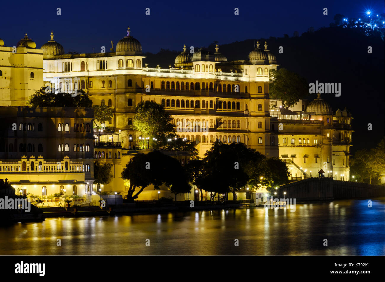 UDAIPUR, INDIEN - ca. November 2016: Udaipur City Palace und Lake Pichola in der Nacht in Udaipur Stockfoto