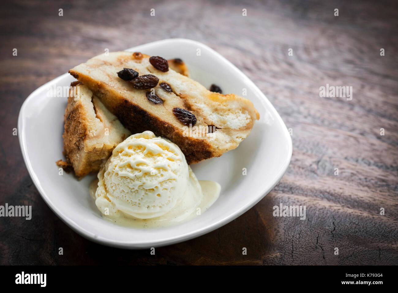 Britische traditioneller Brotpudding mit Vanilleeis Dessert Stockfoto