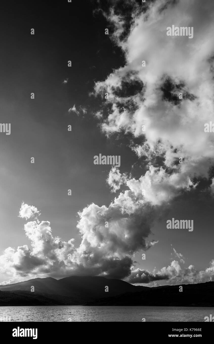 See an der Unterseite des Rahmens, mit einem langen cloud Besatzungsmacht fast das ganze Bild Länge Stockfoto