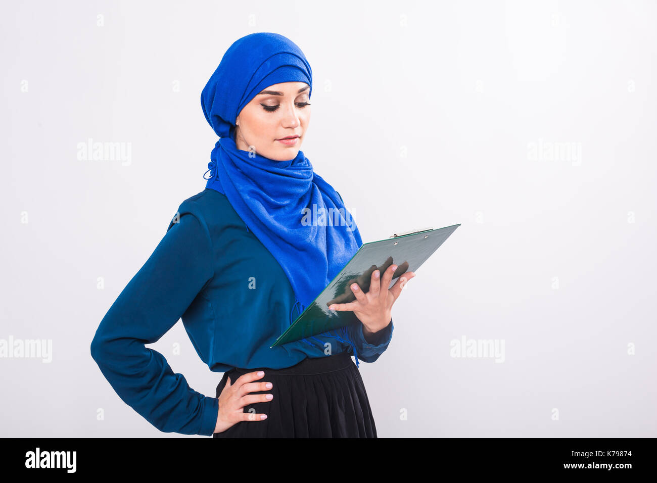 Arabische Studenten halten einen Ordner Stockfoto