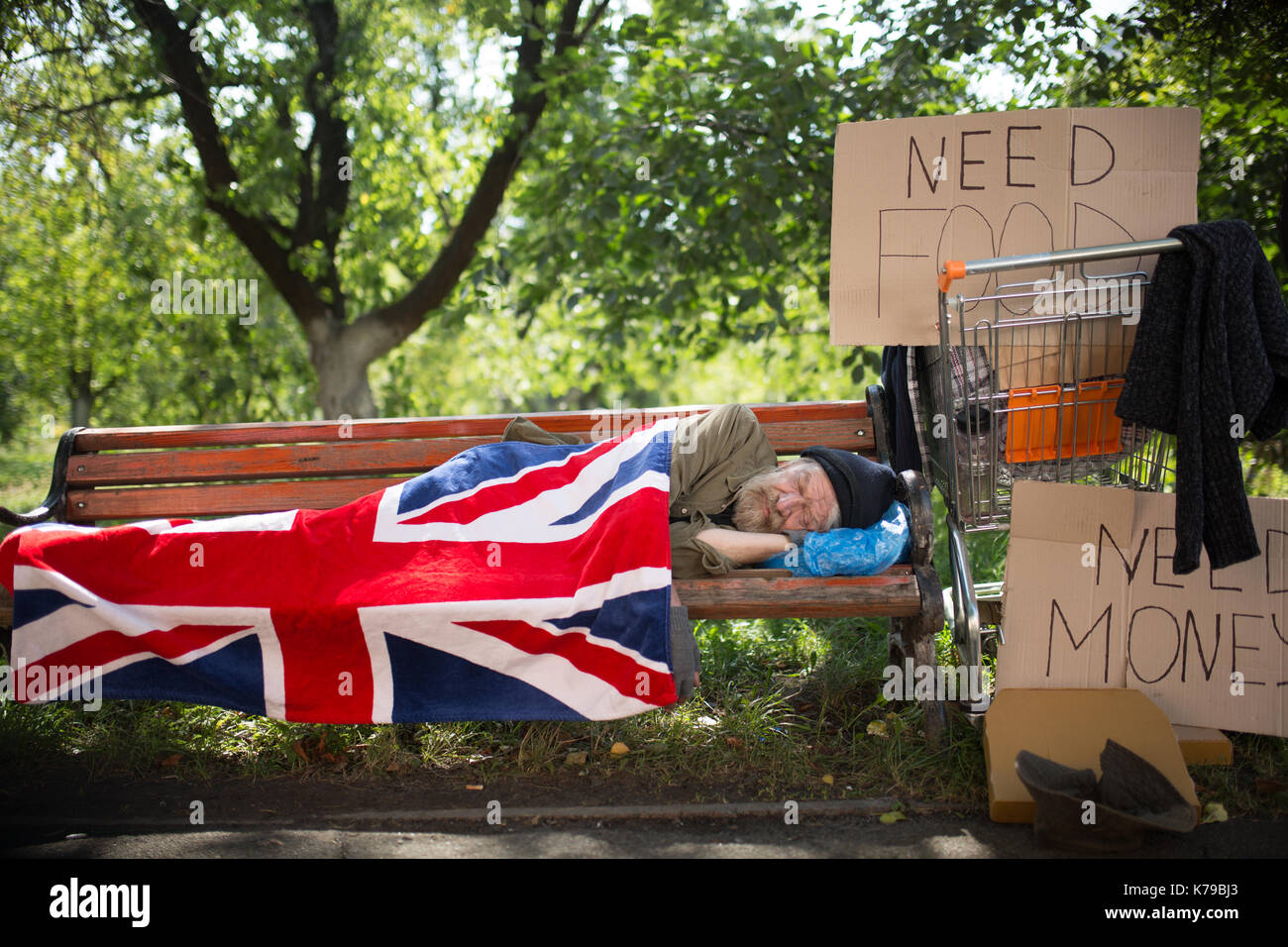 Schlafende obdachlose Menschen, die mit der Flagge. Stockfoto