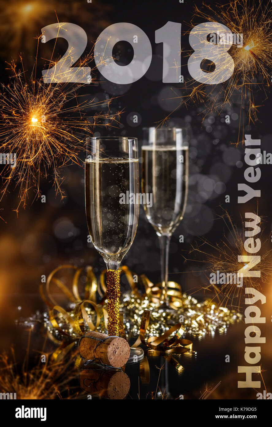 2018 Neues Jahr Konzept, Champagner Gläser auf festliche sparkler Hintergrund Stockfoto