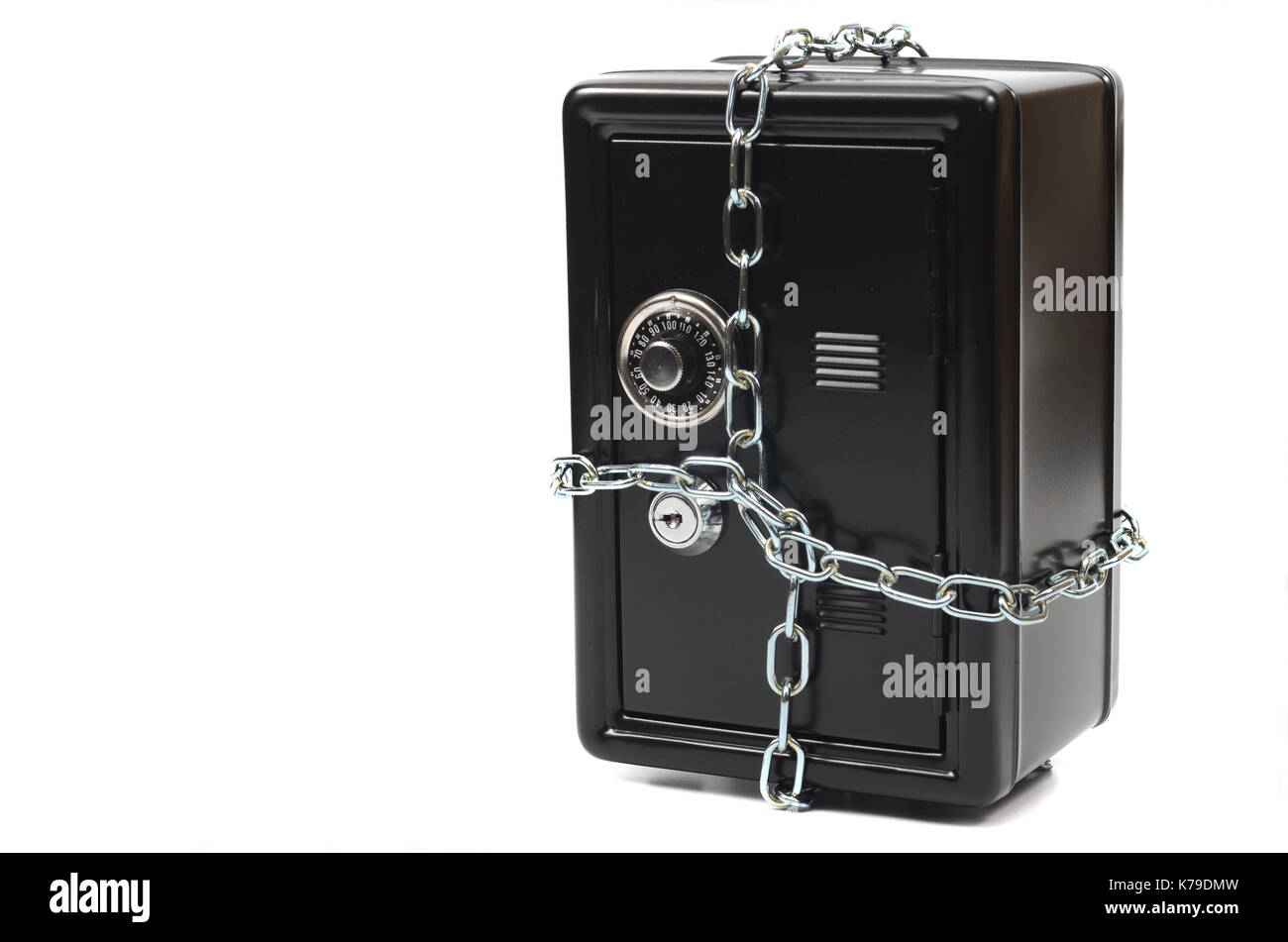 Sparen Sie Ihr Geld, Stahl safe in Ketten über weißen Hintergrund, Geld versicherung Konzept Stockfoto