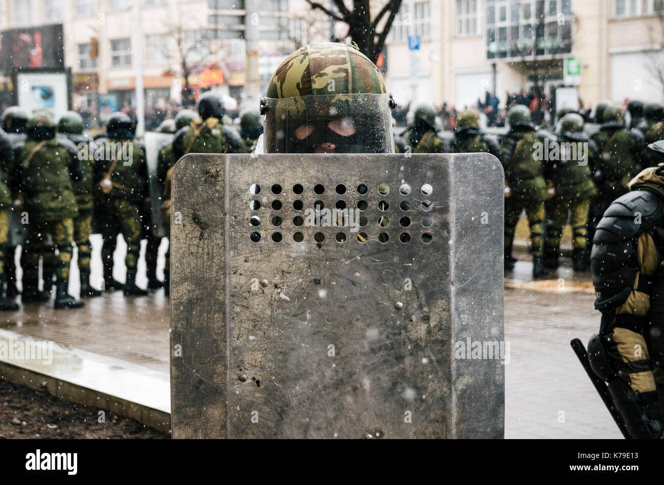 Minsk, Weißrussland - März 25, 2017 - spezielle Polizeieinheit mit Schutzvorrichtungen gegen Demonstranten. Belarussische Menschen beteiligen sich an den Protesten gegen das Dekret Stockfoto