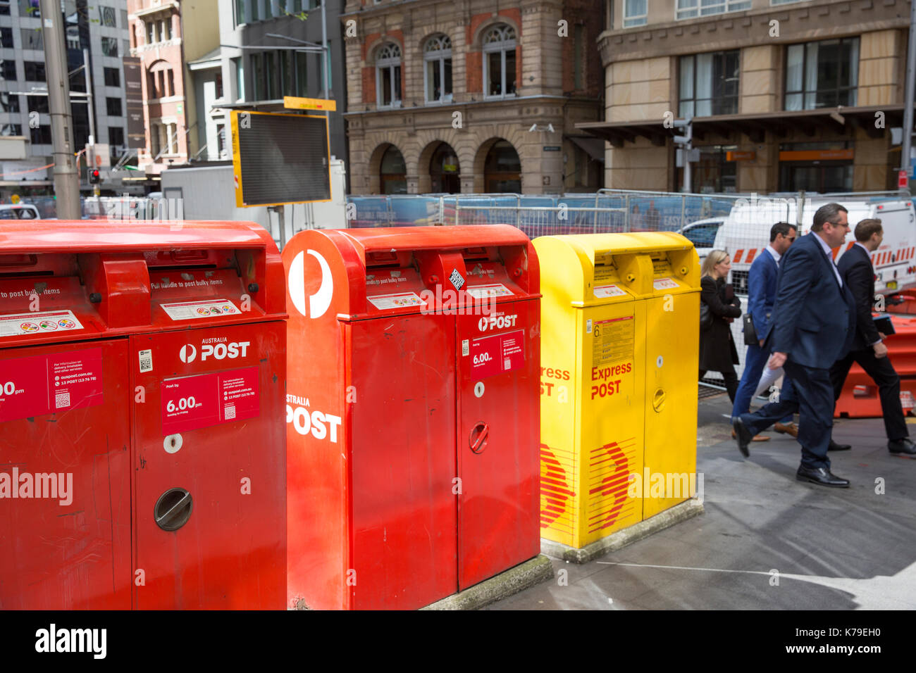 Australien Post Briefkästen im Stadtzentrum von Sydney, die gelbe Box ist  für den Express Versand Produkte, Sydney, Australien Stockfotografie - Alamy