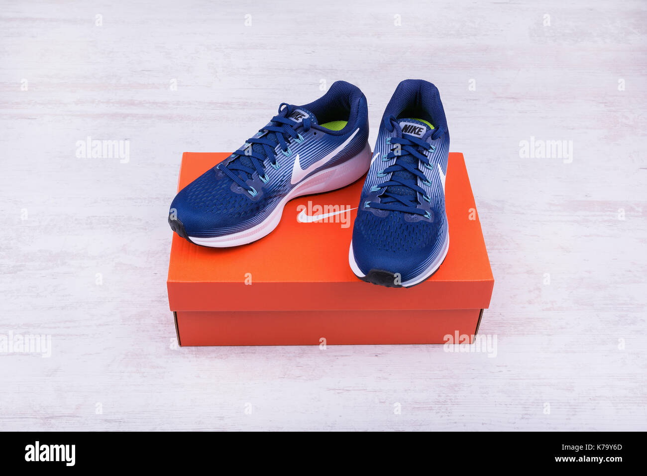BURGAS, Bulgarien - September 6, 2017: Nike Air Zoom Pegasus 34 Damen  Laufschuhe in blau auf weiß Holz- Hintergrund. Nike ist eine globale Sport  Tuch Stockfotografie - Alamy