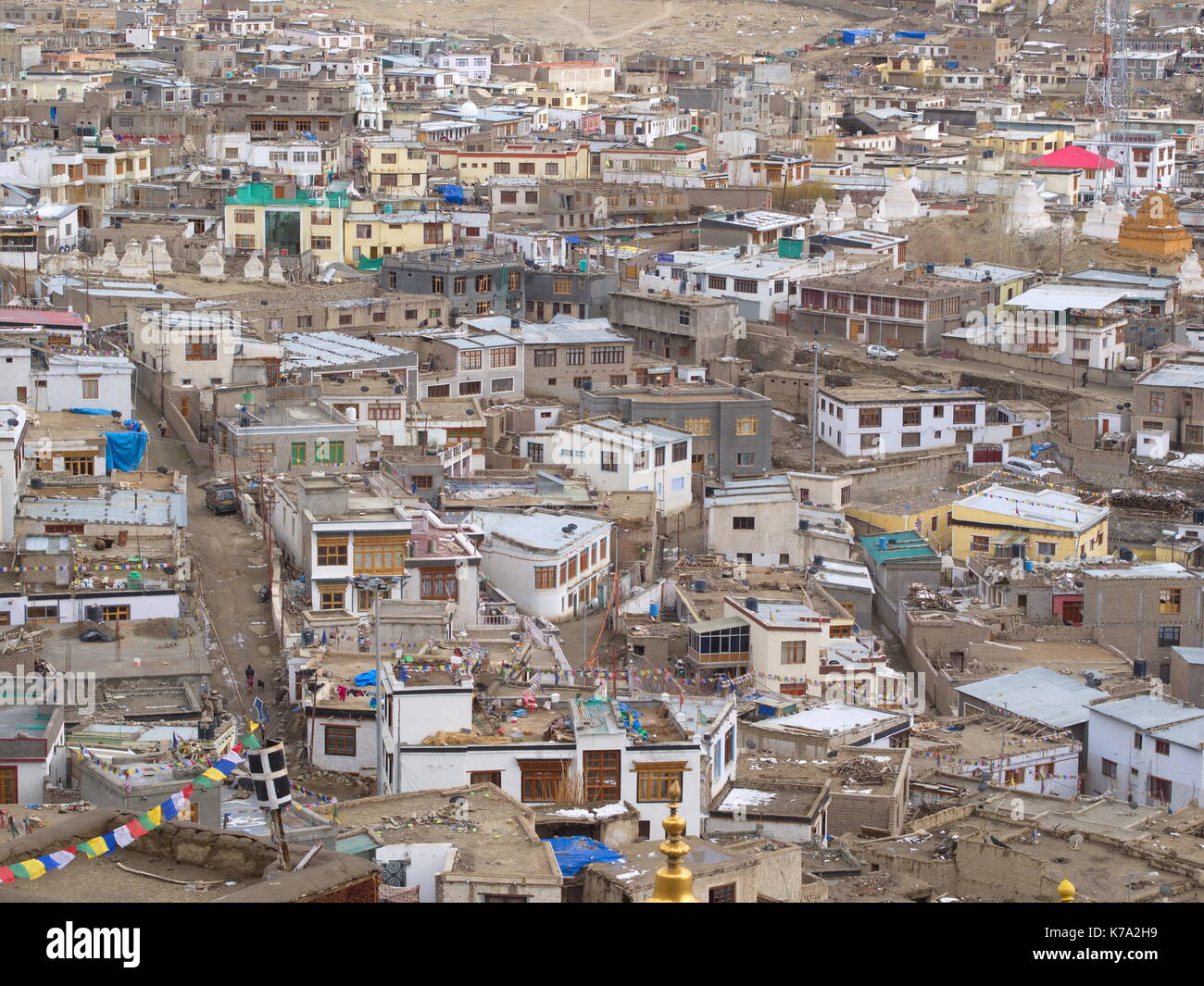 Blick auf die Stadt Leh mit Snow Mountain - Winterzeit, Ladahk, Kaschmir, Indien Stockfoto