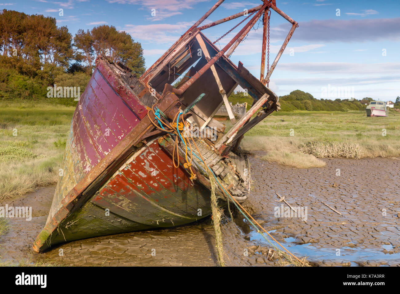 Verfallenes Fischerboot Wracks im Wattenmeer liegen auf dem Flussufer an der Heswall in der Nähe von Liverpool Stockfoto