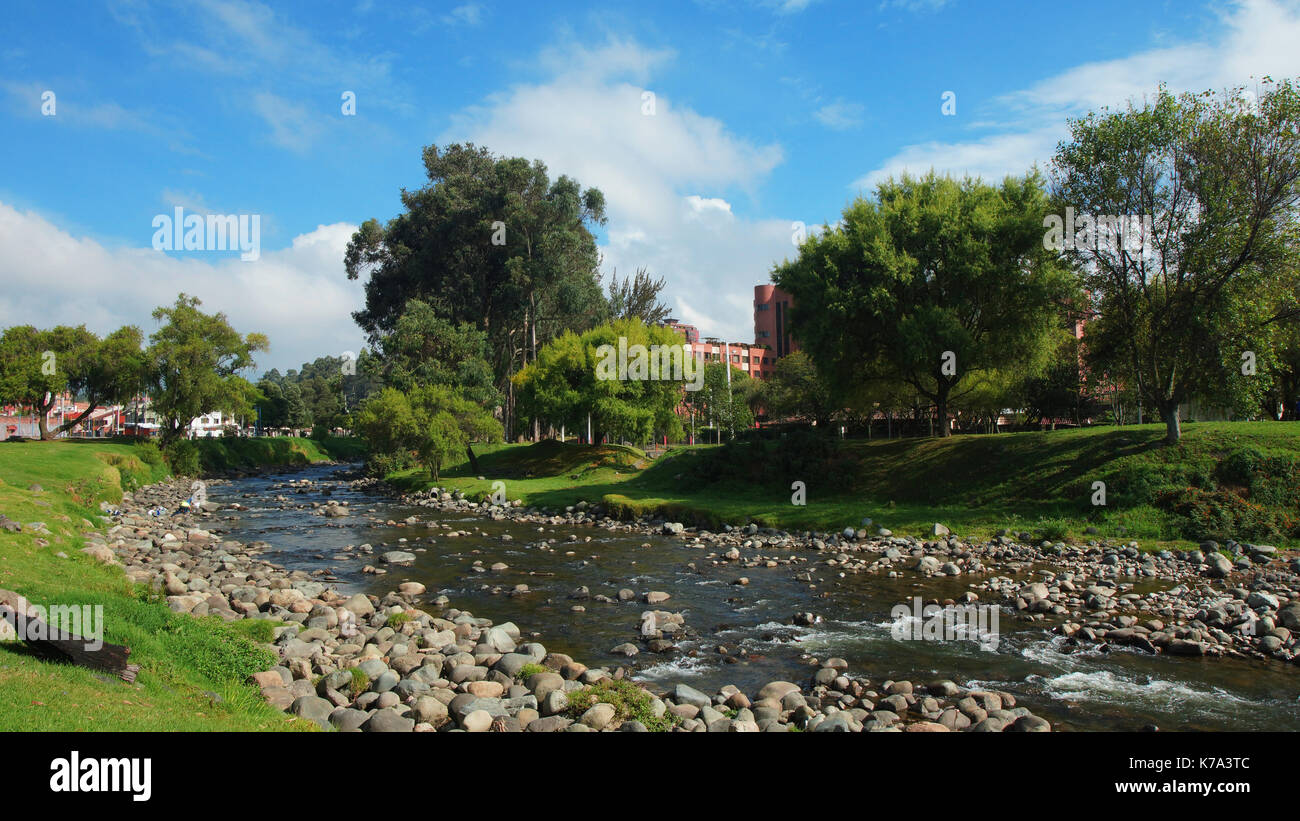 Blick auf den Fluss Tomebamba, dass die Stadt Cuenca Kreuze - Ecuador Stockfoto