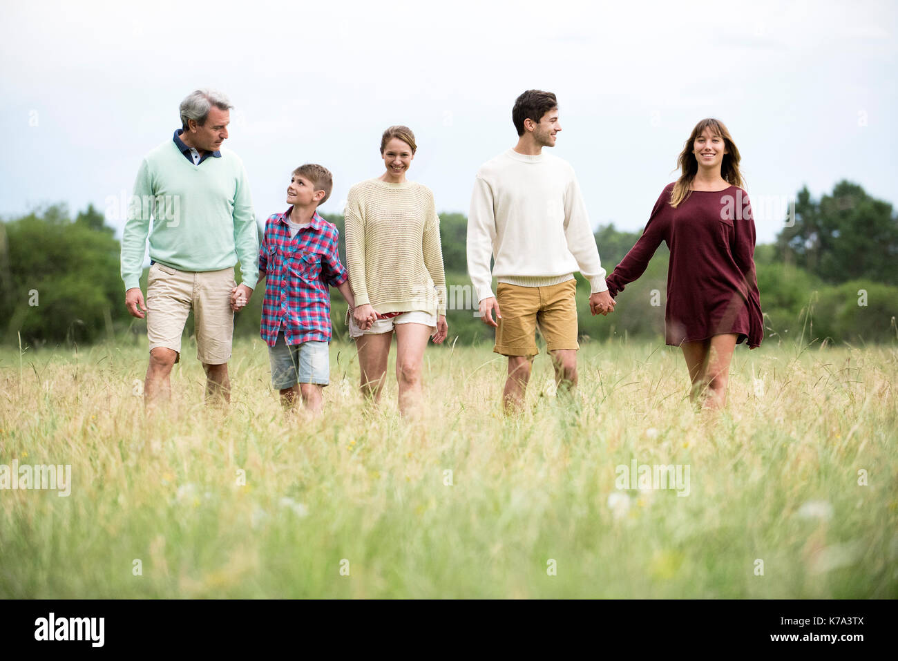 Familie zusammen zu Fuß in das Feld Stockfoto