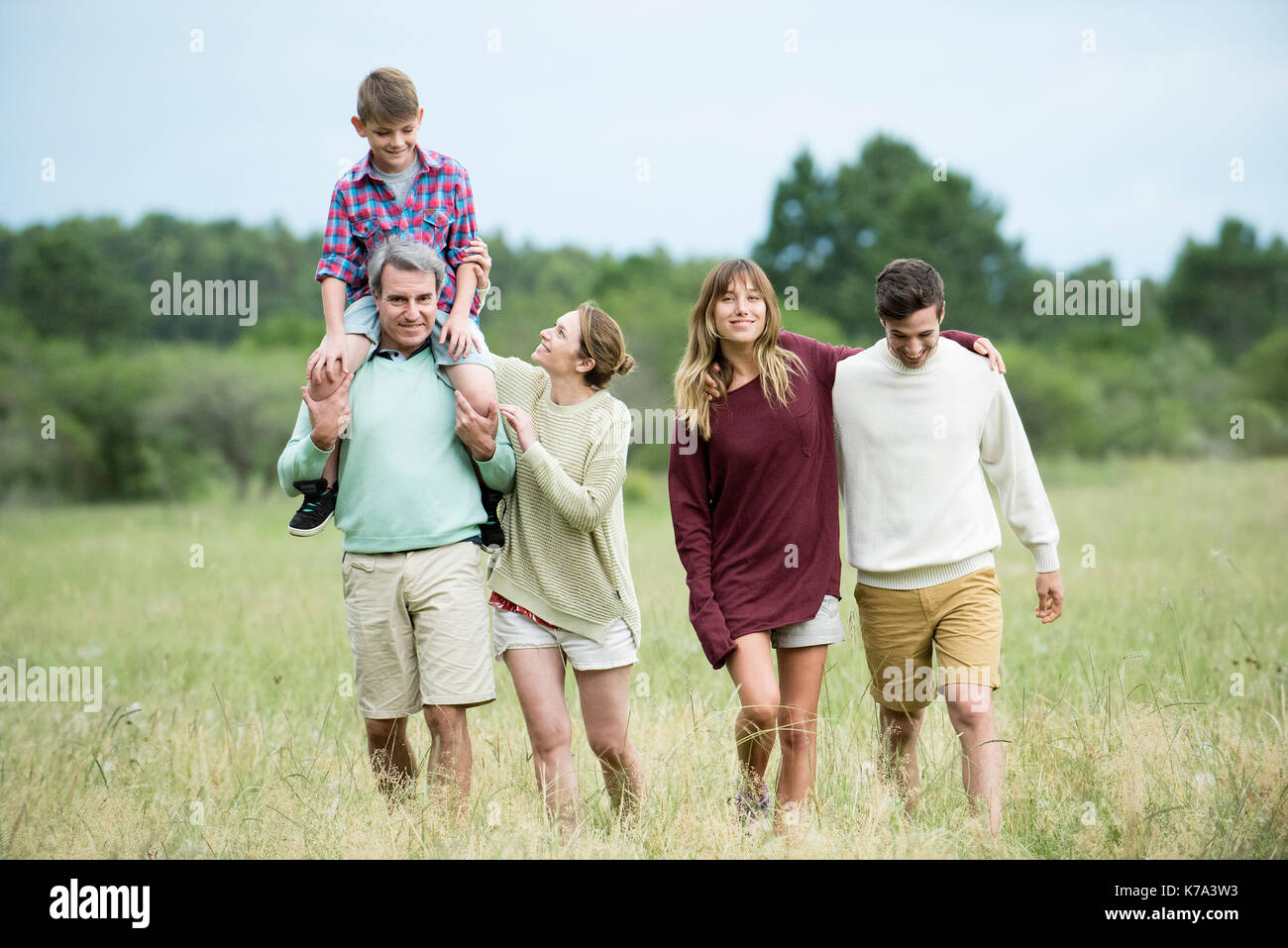 Familie zusammen Bummeln in Feld Stockfoto