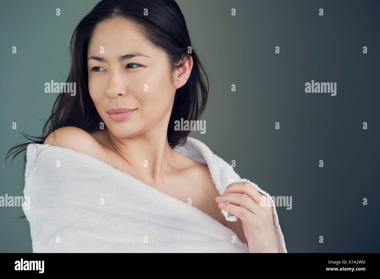 Frau gewickelt Handtuch, Porträt Stockfoto