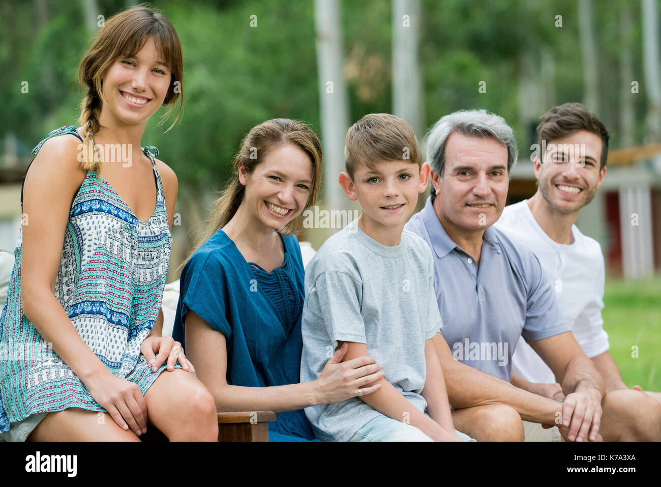 Familie zusammen sitzen im freien Stockfoto