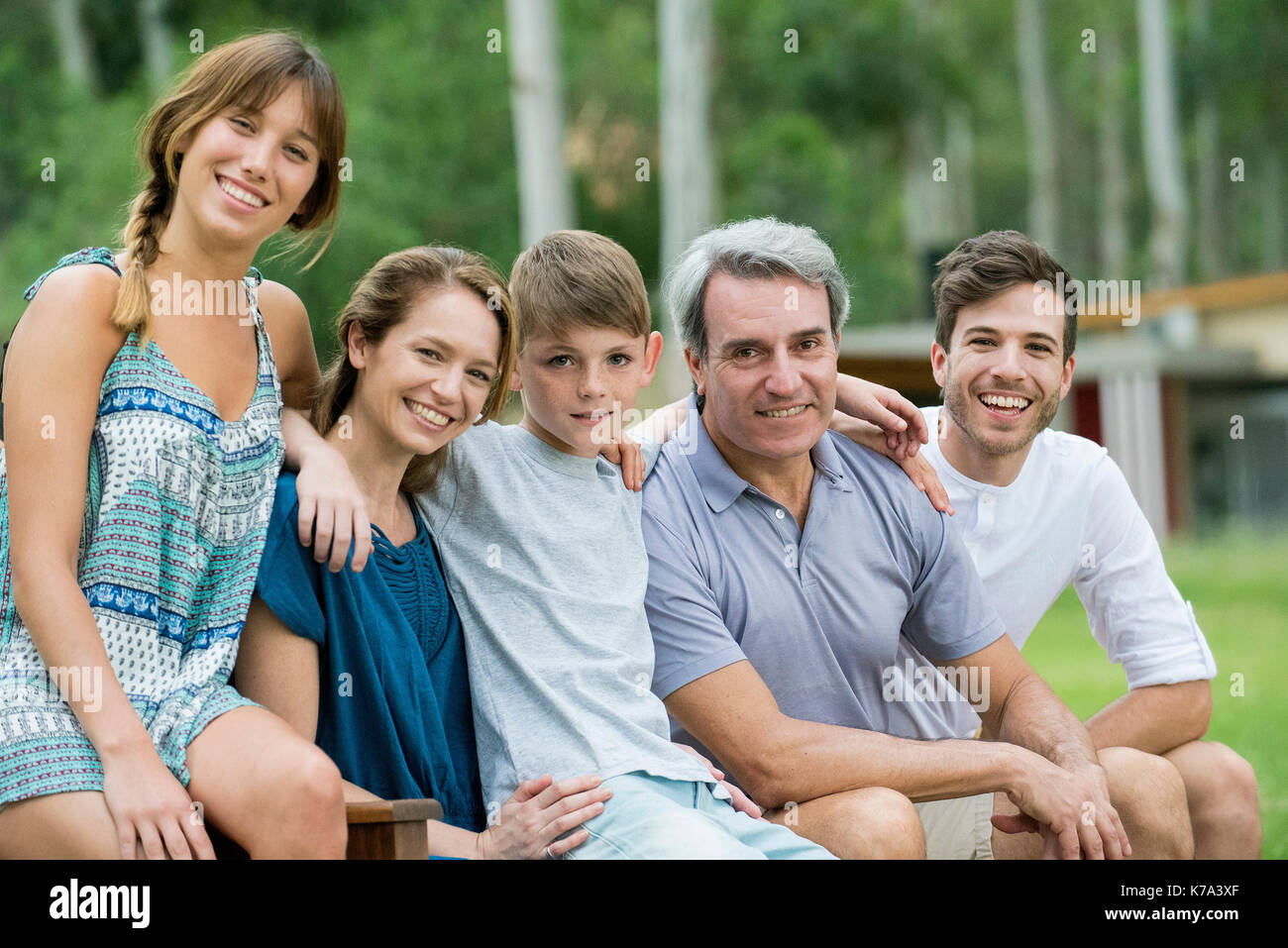 Familie zusammen sitzen im Freien, portrait Stockfoto