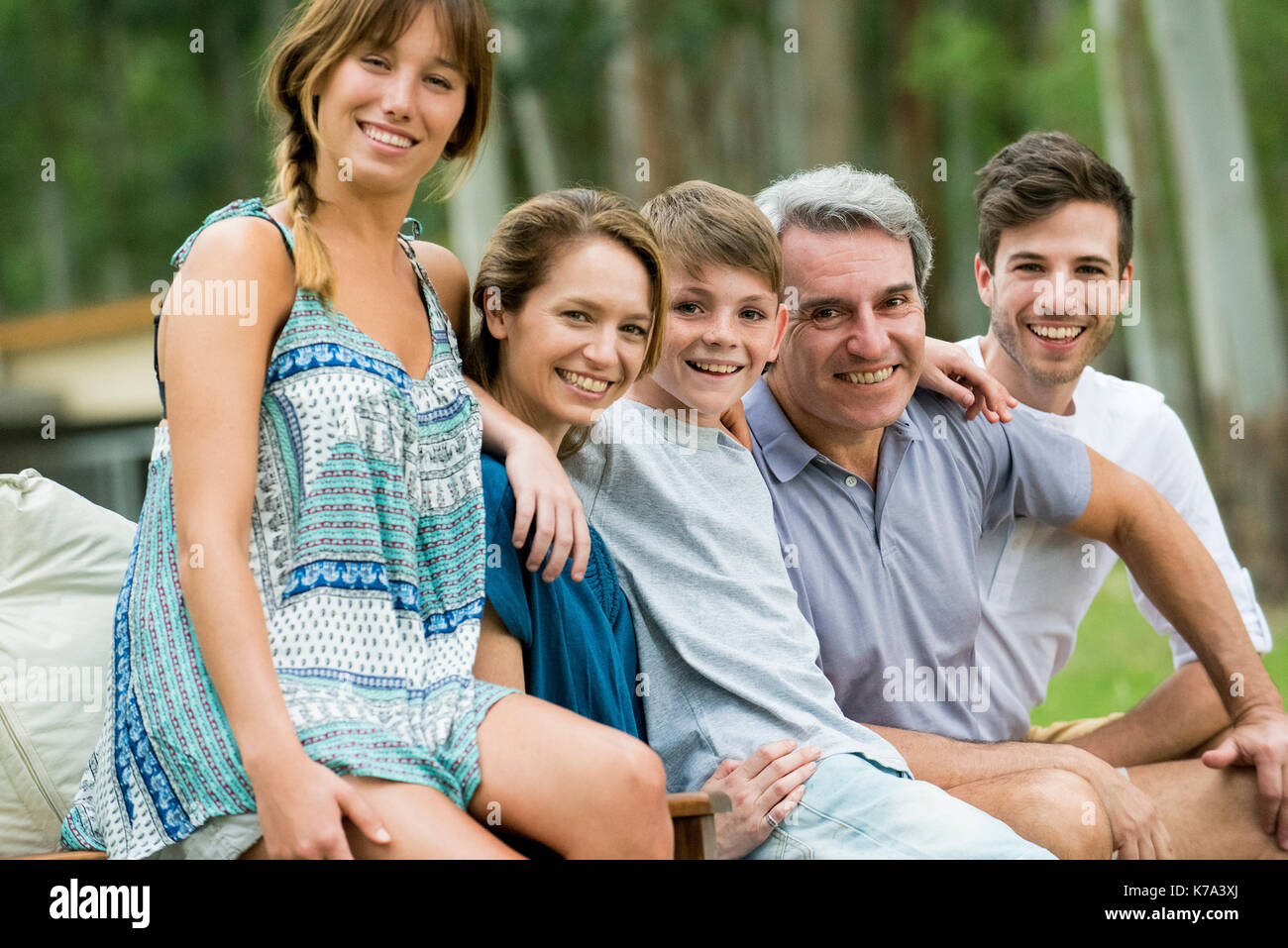 Familie zusammen sitzen im Freien, portrait Stockfoto
