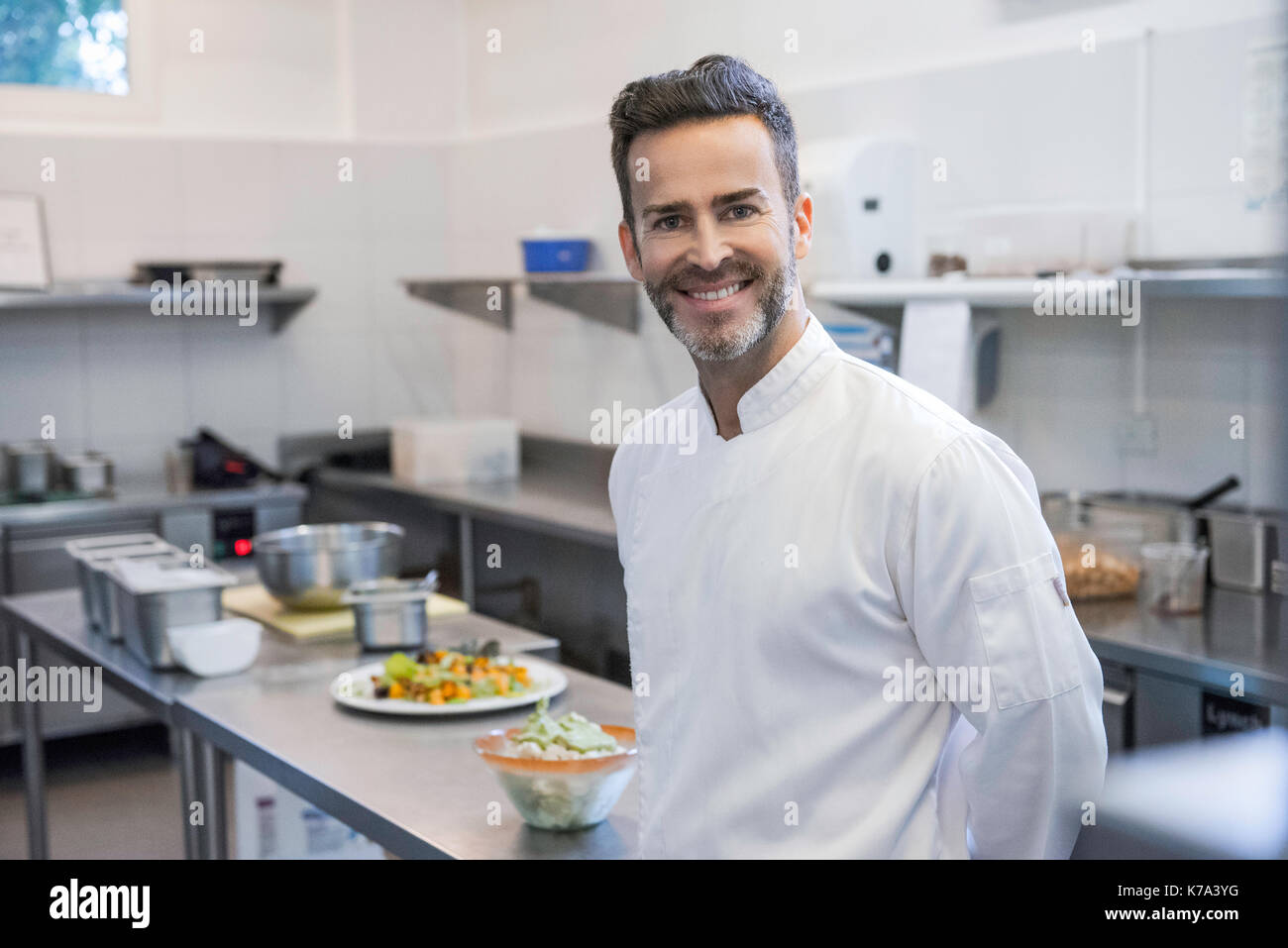 Koch in der gewerblichen Küche, Porträt Stockfoto