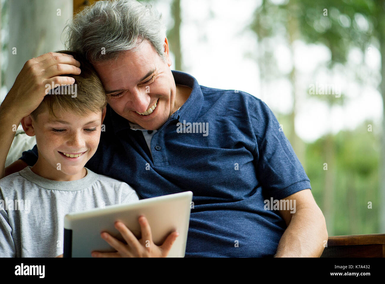 Mann mit Verwendung der digitalen tablet Kind Stockfoto